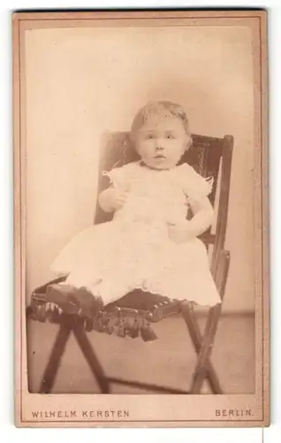 Fotografie Wilhelm Kersten, Berlin, Portrait kleines Mädchen im niedlichen Kleidchen