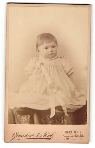 Fotografie Grundner & Abich, Berlin, Portrait niedliches Kind im langen Kleidchen