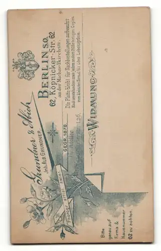 Fotografie Grundner & Abich, Berlin, Portrait niedliches Kind im langen Kleidchen