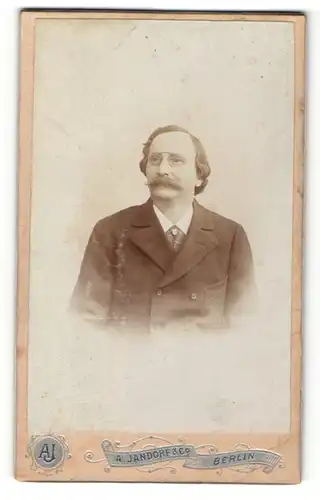 Fotografie A. Jandorf & Co., Berlin, Portrait Mann mit Schnauzbart und Zwicker