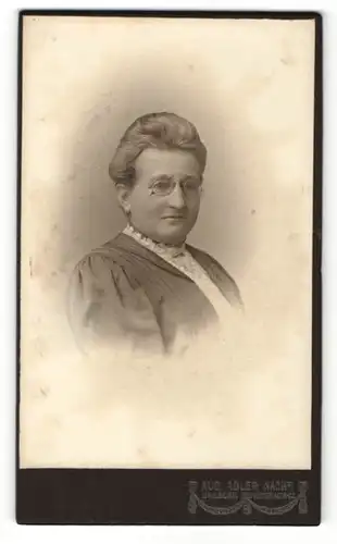 Fotografie Aug. Adler, Dresden, Portrait modisch frisierte Frau mit Zwicker