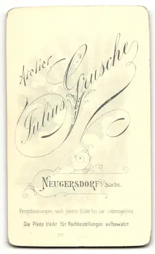 Fotografie Julius Grusche, Neugersdorf, Portrait Knabe im Konfirmationsanzug mit Buch