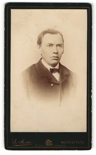 Fotografie E. Rose, Wernigerode, Portrait bürgerlicher Herr im Anzug mit Fliege