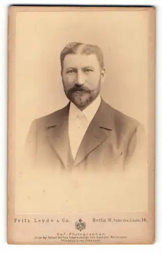 Fotografie Fritz Leyde & Co., Berlin, Portrait eleganter Herr mit Vollbart