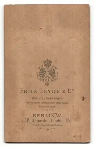 Fotografie Fritz Leyde & Co., Berlin, Portrait eleganter Herr mit Vollbart