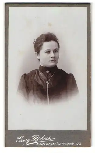 Fotografie Georg Richert, Northeim i. H., Portrait junge Dame in edler Bluse mit Brosche