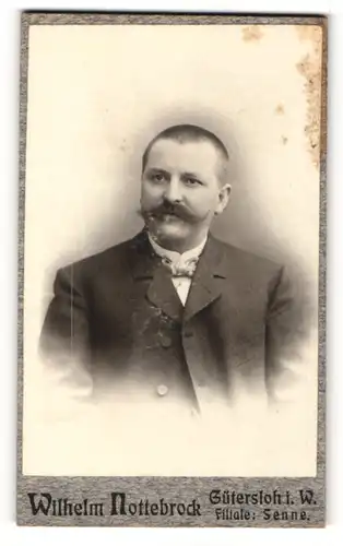 Fotografie Wilhelm Nottebrock, Gütersloh i. W., Portrait edler Herr mit Schnäuzer