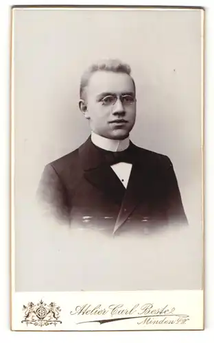 Fotografie Carl Bestel, Minden i. W., Portrait blonder Herr mit Zwicker