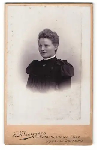 Fotografie G. Klimmer, Bückeburg, Portrait hübsche Dame im schwarzen Kleid