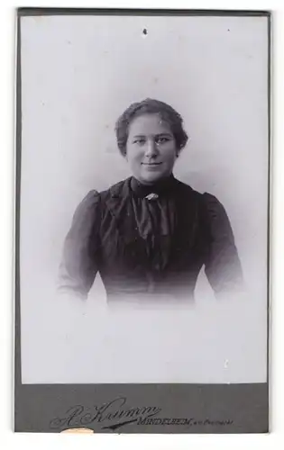 Fotografie A. Krumm, Mindelheim, Portrait schöne Dame mit Brosche am Kragen