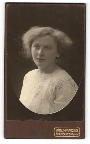 Fotografie Wilh. Mauss, Marburg, Portrait hübsche Dame in bestickter Bluse