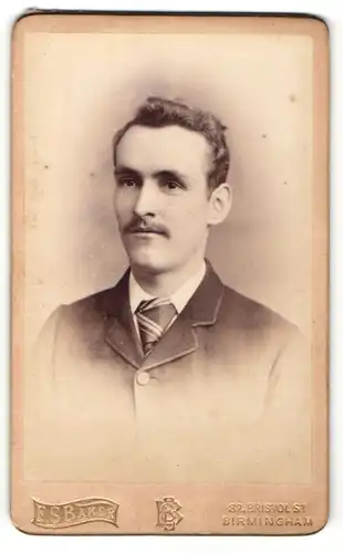 Fotografie Edmund S. Baker, Birmingham, Mann mit Schnauzer im Anzug und Krawatte