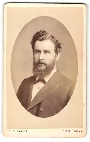 Fotografie Edmund S. Baker, Birmingham, Mann im Anzug mit Vollbart