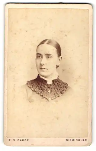 Fotografie Edmund S. Baker, Birmingham, Junge Frau mit Zopf im Kleid