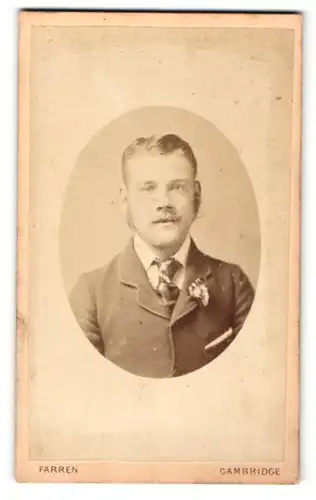 Fotografie Farren, Cambridge, Portrait junger Herr mit Favoris in Anzug mit Krawatte