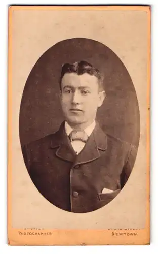 Fotografie John Owen, Newtown, Portrait junger Herr in Anzug