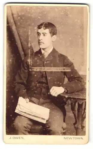 Fotografie John Owen, Newtown, Portrait junger Herr in zeitgenöss. Kleidung