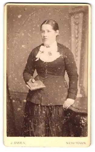 Fotografie John Owen, Newtown, Portrait junge Frau in zeitgenöss. Kleidung