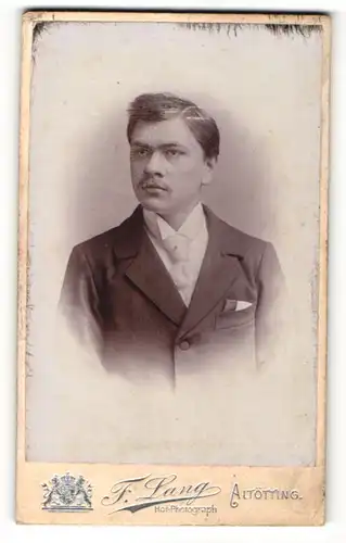 Fotografie F. Lang, Altötting, Portrait junger Herr in Anzug mit Krawatte