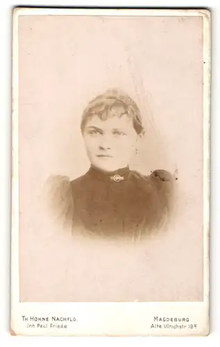 Fotografie Paul Friede, Magdeburg, Portrait Fräulein mit Haarknoten