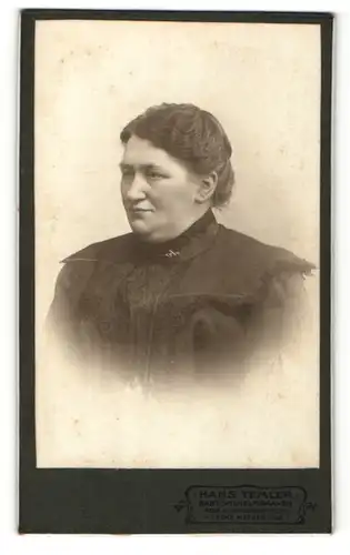 Fotografie Hans Temler, Bant-Wilhelmshaven, Portrait bürgerliche Dame in zeitgenössischer Kleidung