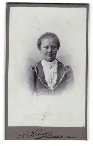 Fotografie A. Krumm, Mindelheim, Portrait junges Mädchen im hübschen Kleid mit Kragenbrosche