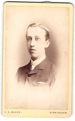 Fotografie E. S. Baker, Birmingham, Portrait junger Herr im Anzug mit Krawatte