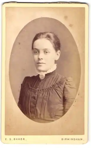 Fotografie E. S. Baker, Birmingham, Portrait junge Dame mit zurückgebundenem Haar