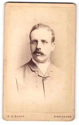 Fotografie E. S. Baker, Birmingham, Portrait modisch gekleideter Herr mit Zwirbelbart