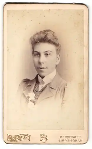 Fotografie E. S. Baker, Birmingham, Portrait hübsch gekleidete Dame mit Hochsteckfrisur