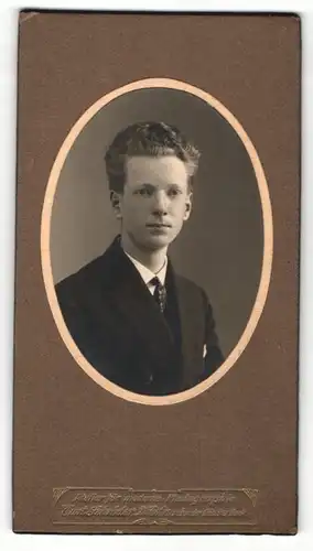 Fotografie Kurt Schröder, Döbeln, Junge im Anzug mit Krawatte