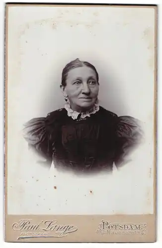 Fotografie Paul Lange, Potsdam, Portrait ältere Dame mit zurückgebundenem Haar