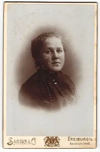 Fotografie Samson & Co., Freiburg i / B., Portrait junge Dame mit zurückgebundenem Haar