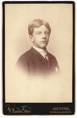 Fotografie F. Wunder Sohn, Hannover, Portrait halbwüchsiger Knabe in Anzug