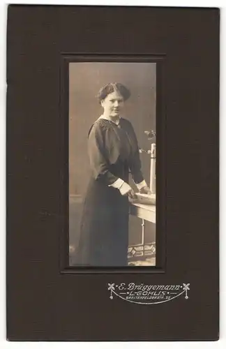 Fotografie E. Brüggemann, Leipzig-Gohlis, Portrait dunkelhaarige Schönheit im prachtvollen Kleid