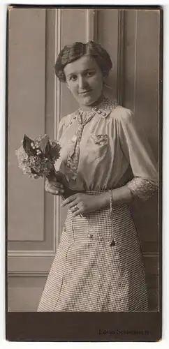 Fotografie Louis Schindhelm, Ebersbach i / S., Portrait junge Dame in modischer Kleidung mit Blumenstrauss