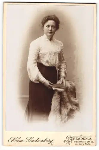 Fotografie Herm. Lindenberg, Dresden-A, Portrait junge Dame in hübscher Bluse mit Buch