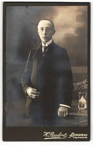 Fotografie H. Ramhorst, Bielefeld, Portrait junger Mann mit kurzem Haar im Anzug