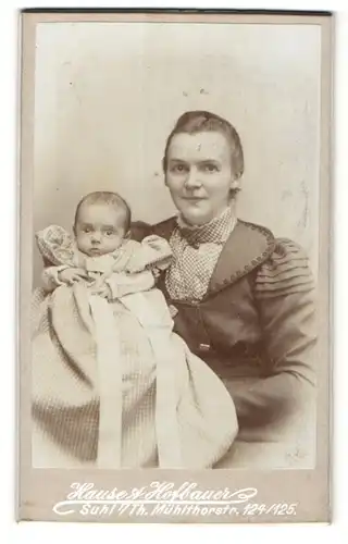 Fotografie Hause & Hofbauer, Suhl i / Thür., Portrait junge Dame im modischen Kleid mit Baby auf dem Arm