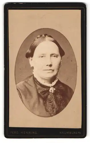 Fotografie Ferd. Henning, Naumburg a / S., Portrait bürgerliche Dame mit Hochsteckfrisur
