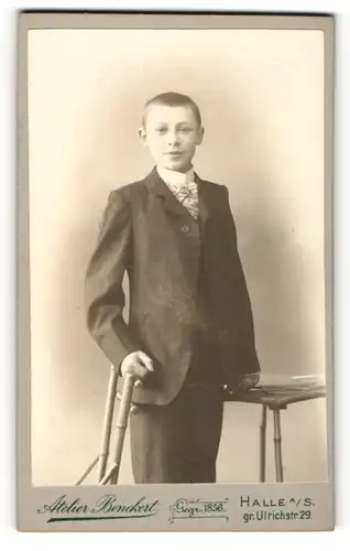Fotografie Atelier Benckert, Halle a / S., Portrait halbwüchsiger Knabe im Anzug mit Krawatte