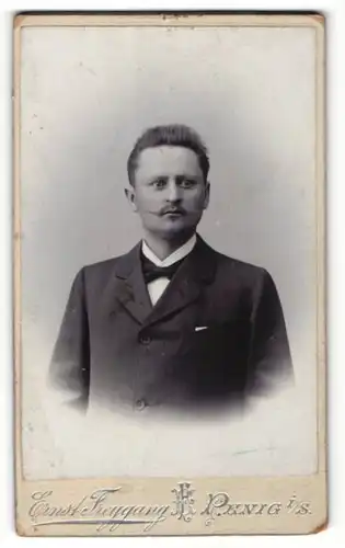 Fotografie E. Freygang, Penig, Portrait junger Herr im Anzug mit Fliege und Zwirbelbart