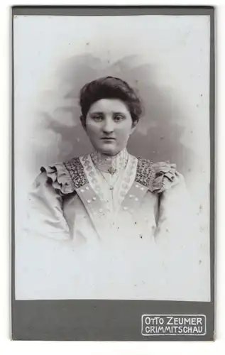 Fotografie Otto Zeumer, Crimmitschau, Portrait junge Dame im hübschen Kleid mit Kragenbrosche