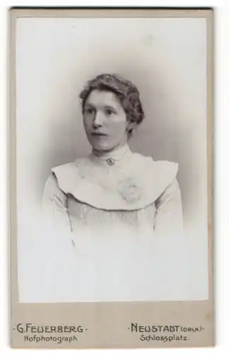 Fotografie G. Feuerberg, Neustadt / Orla, Portrait junge Dame mit zurückgebundenem Haar