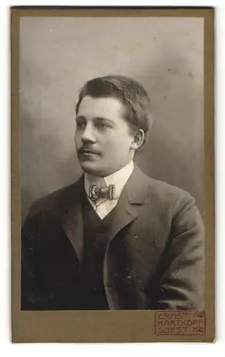 Fotografie Ernst Hartkopf, Soest, Portrait bürgerlicher Herr im Anzug mit Fliege