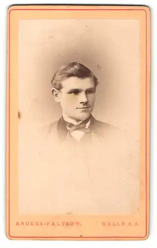 Fotografie Anders-Paltzow, Halle a. S., Portrait junger Herr im Anzug mit Fliege