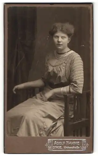 Fotografie Adolf Nahme, Stade, Portrait sitzende Dame im modischen Kleid mit Halskette