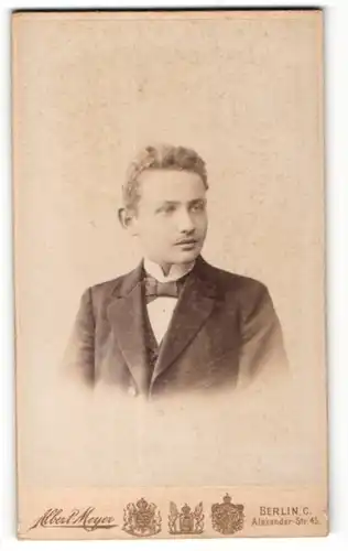 Fotografie Albert Meyer, Berlin-C, Portrait junger Herr im Anzug mit Fliege