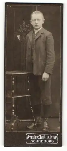 Fotografie Julius Leue, Horneburg, Portrait blonder Knabe im Anzug