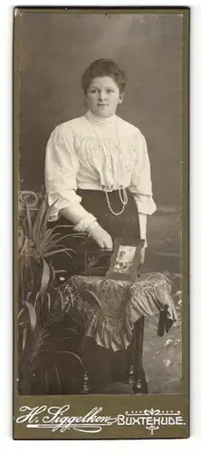 Fotografie H. Siggelkow, Buxtehude, Portrait dunkelhaarige junge Frau mit Perlenhalskette